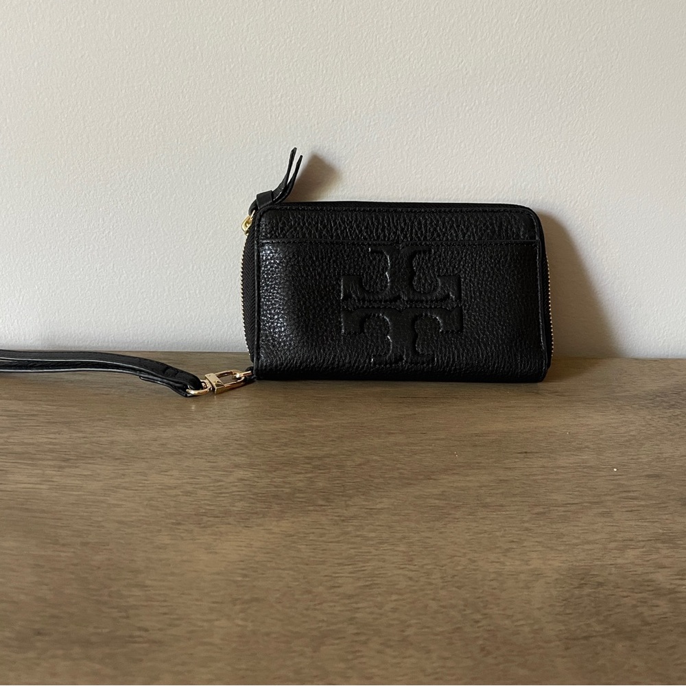 Black wristlet